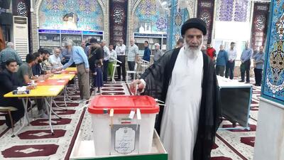 نماینده ولی ‌فقیه‌ در خوزستان رای خود را به صندوق انداخت
