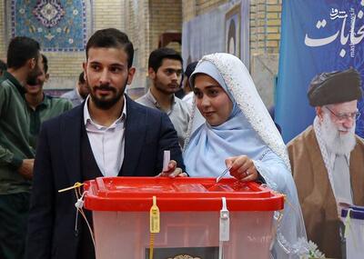 عکس/ حضور عروس و داماد مشهدی پای صندوق رای