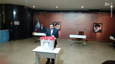 عکس/ سرپرست قوه مجریه رای خود را درون صندوق انداخت