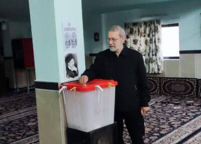 علی لاریجانی در روستای «لوط» لاریجان رای خود را ثبت کرد