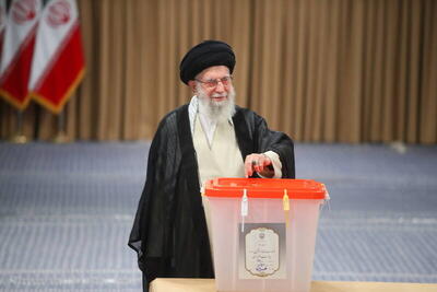 سی ان ان: حضور رهبر ایران در نخستین ساعات صبح پای صندوق رأی+ عکس