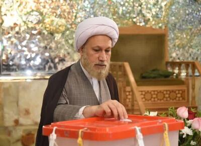امام جمعه شیراز در شعبه حرم مطهر شاهچراغ (ع) رای داد
