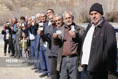 حضور مردم روستای آزران کاشان در مرحله دوم انتخابات ریاست جمهوری