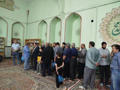 مردم بجنورد برای اخذ رای در مسجد انقلاب بجنورد حاضر شدند