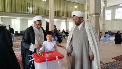 امام جمعه بردسکن رأی خود را به صندوق انداخت