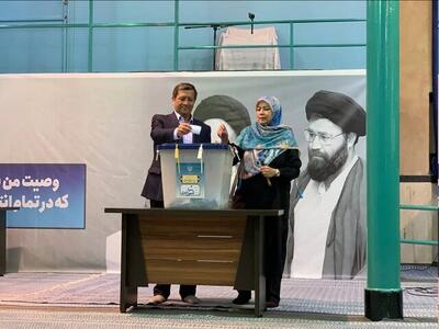 «عبدالناصر همتی» رای خود را به صندوق انداخت
