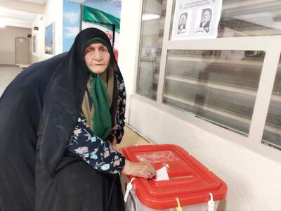 پویش رساندن سالمندان به پای صندوق‌های اخذ رای در مشهد ادامه دارد