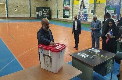 انداختن رای به صندوق اخذ رای توسط استاندار سیستان و بلوچستان