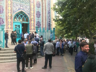 صف طولانی مردم در حسینیه ارشاد دقایقی قبل از شروع فرآیند رای‌گیری