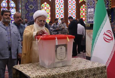 نماینده ولی‌فقیه در استان یزد رأی خود را به صندوق انداخت