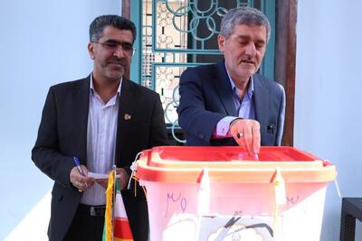 استاندار و رییس ستاد انتخابات فارس رای خود را به صندوق انداختند