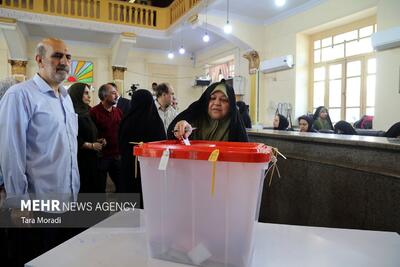تصاویری از حضور مردم فومن پای صندوق رای