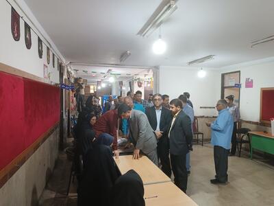 صف رای گیری قبل از شروع انتخابات در شهر شال