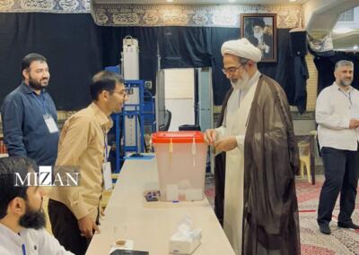 رئیس سازمان قضایی نیروهای مسلح کشور رای خود را در مسجد حضرت امام‌خمینی (ره) شهرک محلاتی تهران به صندوق انداخت