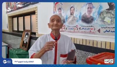 پیرمرد ۹۳ ساله بهشهری در پای صندوق‌های  رأی