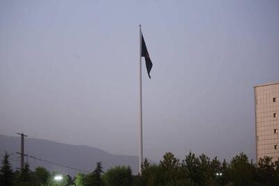 بزرگ‌ترین پرچم حسینی کشور در منطقه فرهنگی و گردشگری عباس‌آباد به اهتزاز درآمد