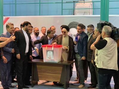 حضور محمد خاتمی در دور دوم انتخابات ریاست جمهوری 1403 | بدرقه مردم با شعار درود بر خاتمی در حسینیه جماران