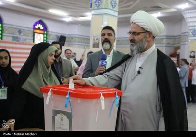حضور امام جمعه سمنان در انتخابات +تصاویر - تسنیم