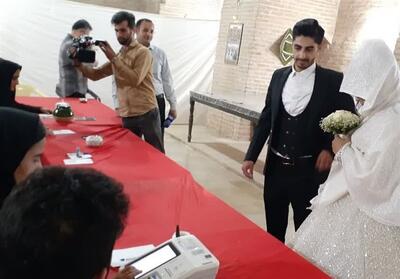 حضور عروس و داماد تربت جامی پای صندوق رأی+فیلم - تسنیم