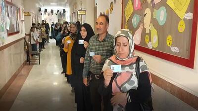 فیلمی از مشارکت و حضور حماسی مردم نهاوند در ساعات ابتدایی انتخابات