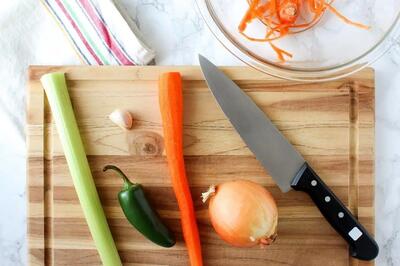 هنوز برای تیز کردن چاقو از چاقو تیز کن استفاده میکنی؟ | ترفند تیز کردن چاقو با ۳ قلم مواد ساده +ویدئو