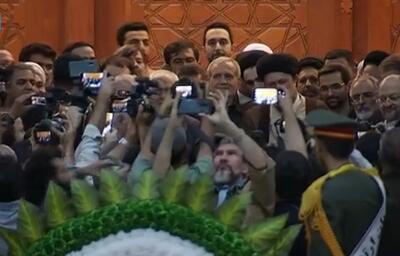 استقبال مردم از مسعود پزشکیان در حرم امام خمینی | اقتصاد24