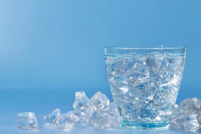 عوارض نوشیدن آب سرد که باید بدونی!