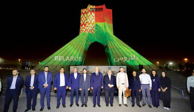 پرچم بلاروس روی برج آزادی| جواهر تهران شهروندانش هستند