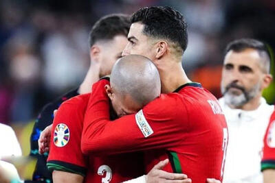 ببینید | گریه په‌په در آغوش رونالدو پس از حذف پرتغال از یورو ۲۰۲۴