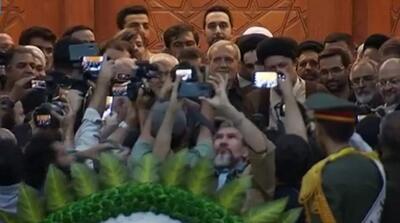 تصاویری از استقبال مردم از مسعود پزشکیان در حرم امام خمینی - مردم سالاری آنلاین