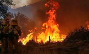 تلاش امدادگران از زمین و هوا برای مهار آتش در کالیفرنیا