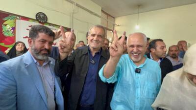 رفتارهای عجیب جواد ظریف در روز انتخابات که سوژه شد + ویدیو