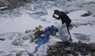 فیلم| مرتفع‌ترین کمپ اورست پر از زباله‌های یخ زده است