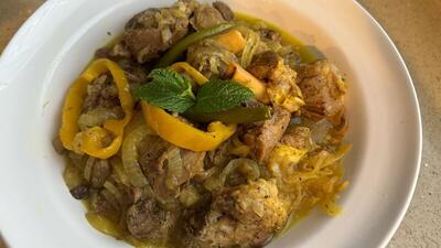 طرز تهیه خورشت دو پیازه با گوشت گوساله توسط آشپز ماهر افغانستانی (فیلم)