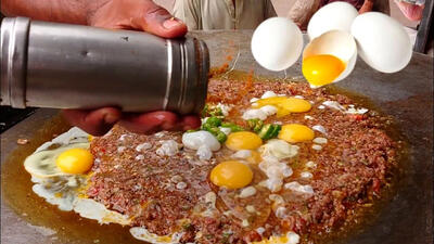 (ویدئو) غذای خیابانی در پاکستان؛ پخت املت با گوشت در لاهور