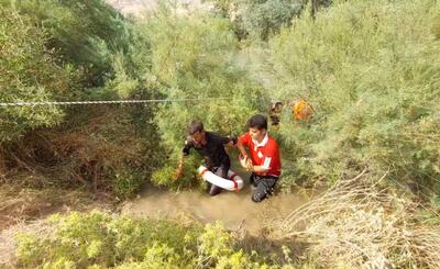 نجات جان ۲ دامدار گرفتار شده در رودخانه سیمره شهرستان دره شهر