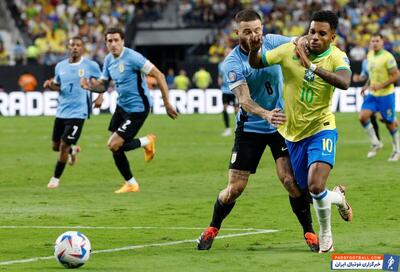 تکل وحشتناک مدافع اروگوئه روی پای رودریگو در بازی با برزیل / عکس - پارس فوتبال | خبرگزاری فوتبال ایران | ParsFootball