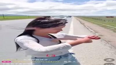 ویدیویی از  لحظه هولناک له شدن زن جوان بین دو خودرو  حین لایو اینستاگرامی!