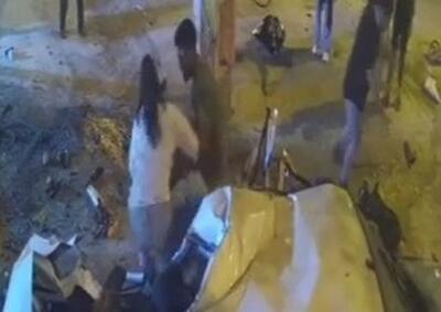 ویدئوی شجاعت زن بوشهری در صحنه تصادف که مجروحان را از خودروی در حال سوختن بیرون می‌کشد