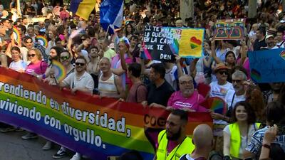 ویدیوها. رژه افتخار دگرباشان جنسی با پرچم‌های رنگین‌کمانی در مادرید