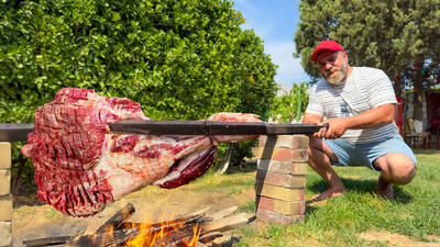 (ویدئو) نحوه پخت شاورما با ران بزرگ گاو توسط آشپز مشهور ساکن آذربایچان