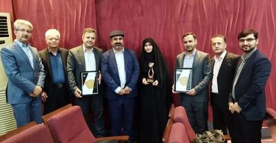 اهدای تندیس برنزین پیشتازان بهره‌وری توسط موثقی‌نیا به مدیرعامل شرکت آلومینای ایران