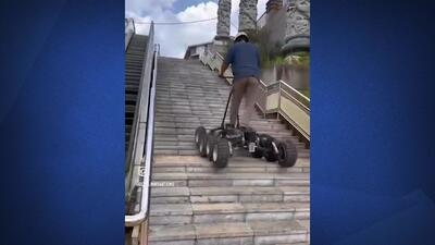 وسیله نقلیه‌ای که از پله‌ها بالا می‌رود + فیلم