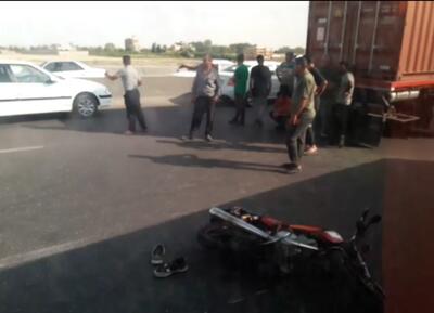 برخورد موتورسیکلت با کامیون در جاده ساوه حادثه آفرید + فیلم