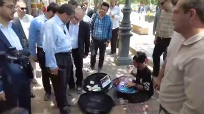 ضرغامی در بازار وکیل شیراز به سراغ یک موزیسین رفت و آهنگ سلطان قلبها را درخواست کرد (فیلم)