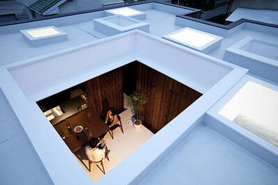 یک خانه منحصر به فرد ژاپنی با پنجره‌های روی سقف