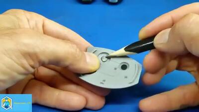 (ویدئو) تعمیر ریموت خودرو با مداد معمولی به روش تعمیرکار اروگوئه ای!