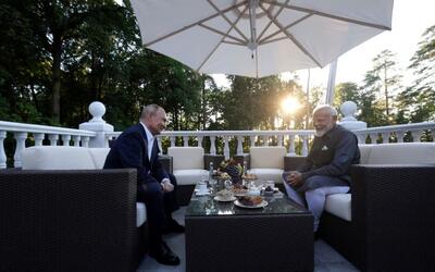 (ویدئو) پوتین نخست وزیر هند را با خودروی برقی به گردش برد