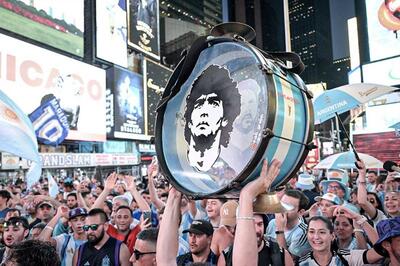 عکس؛ طبل با تصویر مارادونا در میدان تایمز نیویورک