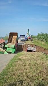 پر کردن شکاف با انداختن چندین کامیون در یک سد در شهر شوژو، استان هونان چین!